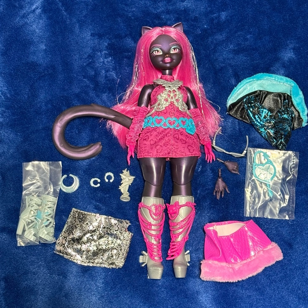 G3 skulltimate secrets catty noir (hauntlywood monster high)